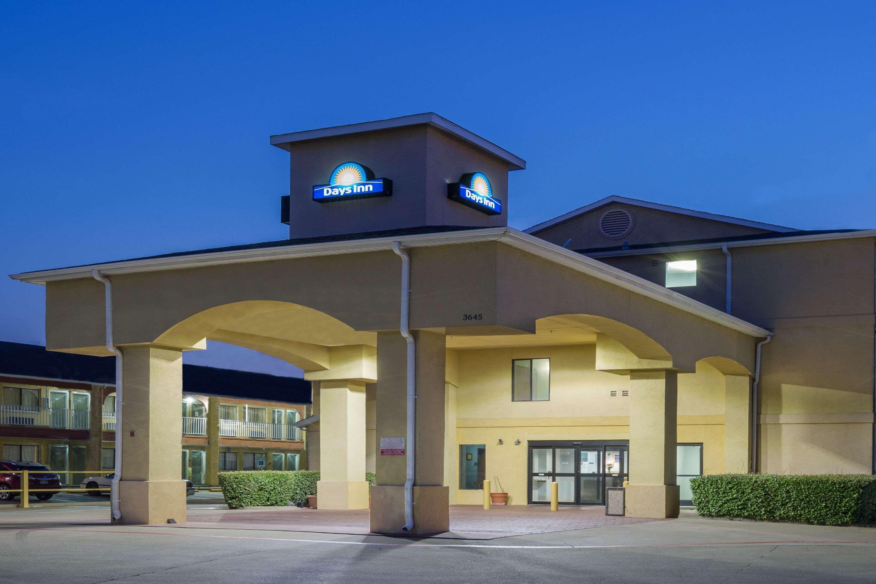 Days Inn By Wyndham Dallas Garland West Exteriér fotografie