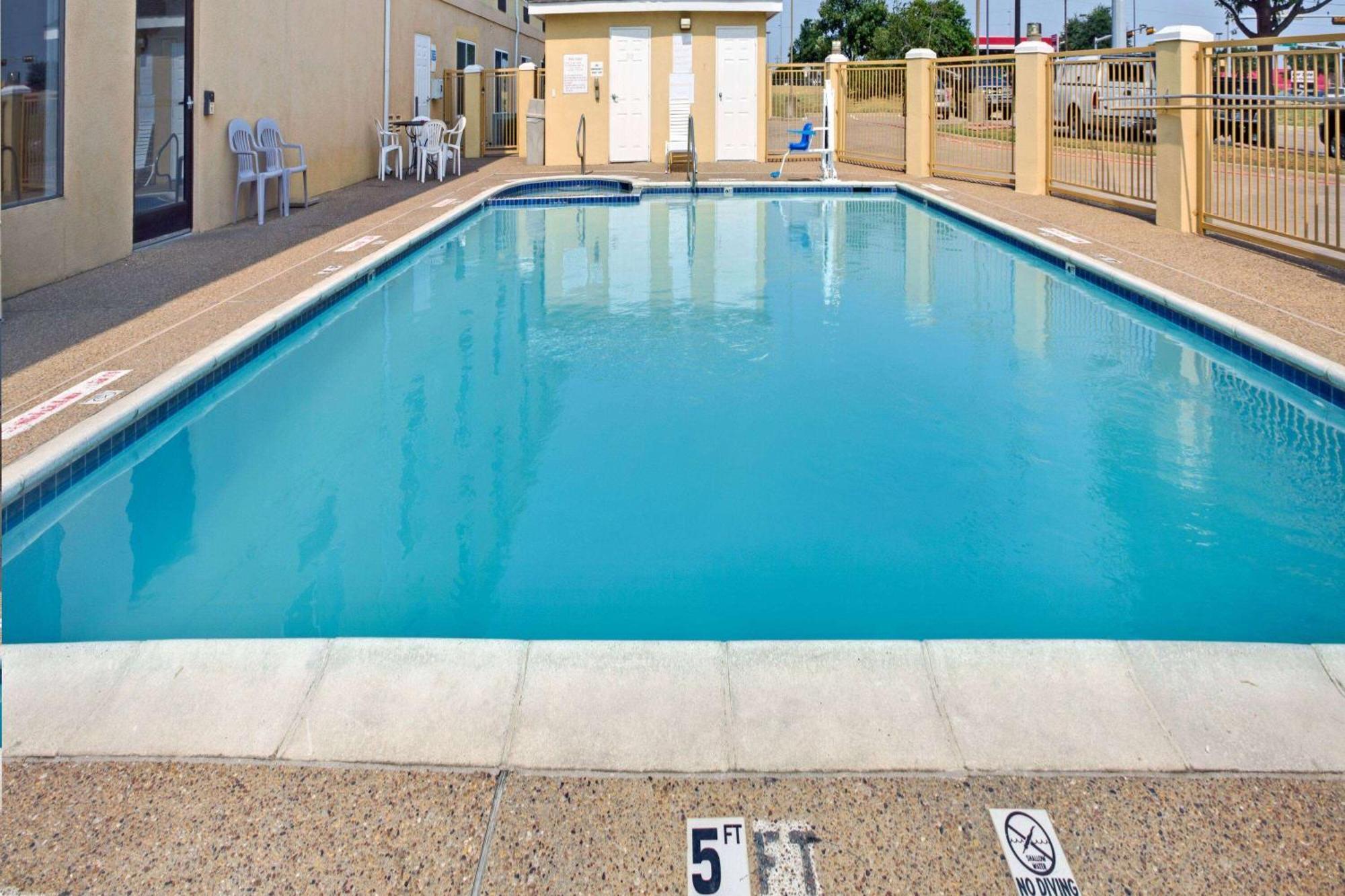Days Inn By Wyndham Dallas Garland West Exteriér fotografie